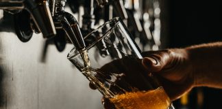 STUDIU/ Aproape trei sferturi dintre români consideră că berea este băutura ce aduce oamenii împreună