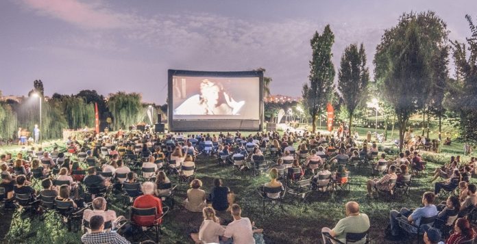 Cinema în aer liber în Parcul Titan până pe 10 septembrie.