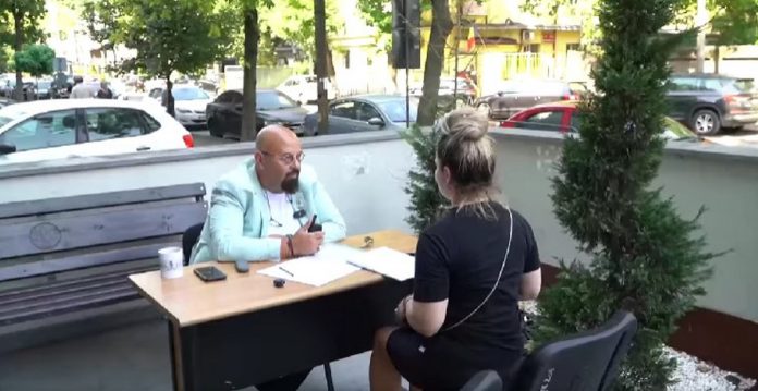 Cristian Popescu Piedone, de vorbă cu cetățenii în biroul din fața Primăriei.