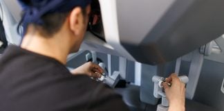 Studenții Universității din București îi învață robotică pe copiii din cartierele vulnerabile