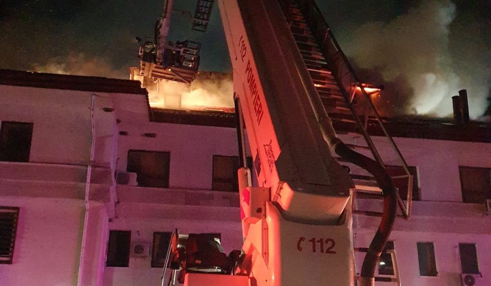 Foc violent într-un complex rezidențial din Tunari, Ilfov - Intervenție rapidă a pompierilor pentru stoparea incendiului amenințător