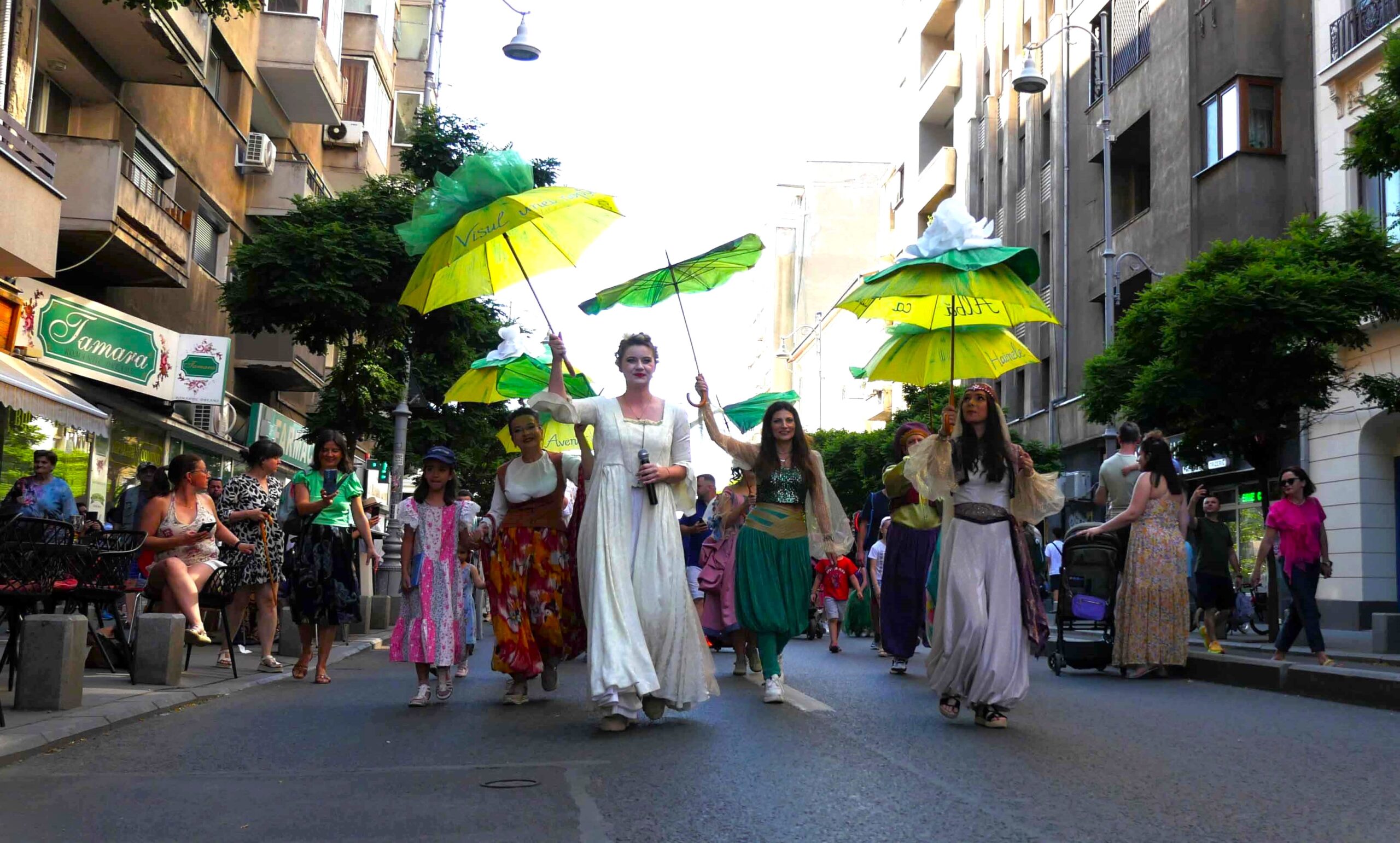 Bucură-te de un Weekend Plin de Experiențe Artistice și Culturale în Aer Liber la Străzi Deschise – București, Promenadă Urbană