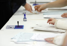 Proces electoral intr-o sectie de vot, in timpul turului I al alegerilor pentru functia de presedinte al Romaniei si pentru referendumul legat de Capitala, Bucuresti, 24 noiembrie 2024. Inquam Photos / Mălina Norocea