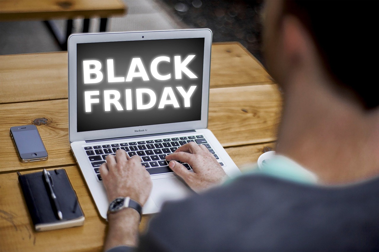 Black Friday a doborât toate recordurile. Românii au cumpărat aur, mașini și bilete de festival în timp record