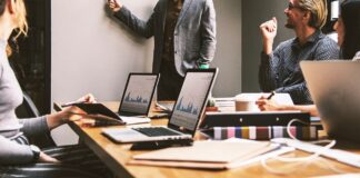 Cauți un job? Acestea sunt domeniile în care ai cele mai mari șanse să te angajezi în România