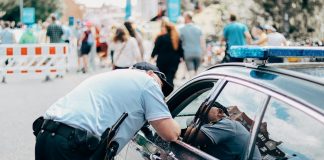 MAE: Doi români, dați dispăruți după o explozie în Goerlitz (Germania) a police officer leaning into a police car