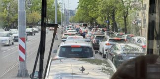 Stâlpișori montați pe linia 5 de tramvai pentru a împiedica mașinile să mai blocheze transportul în comun