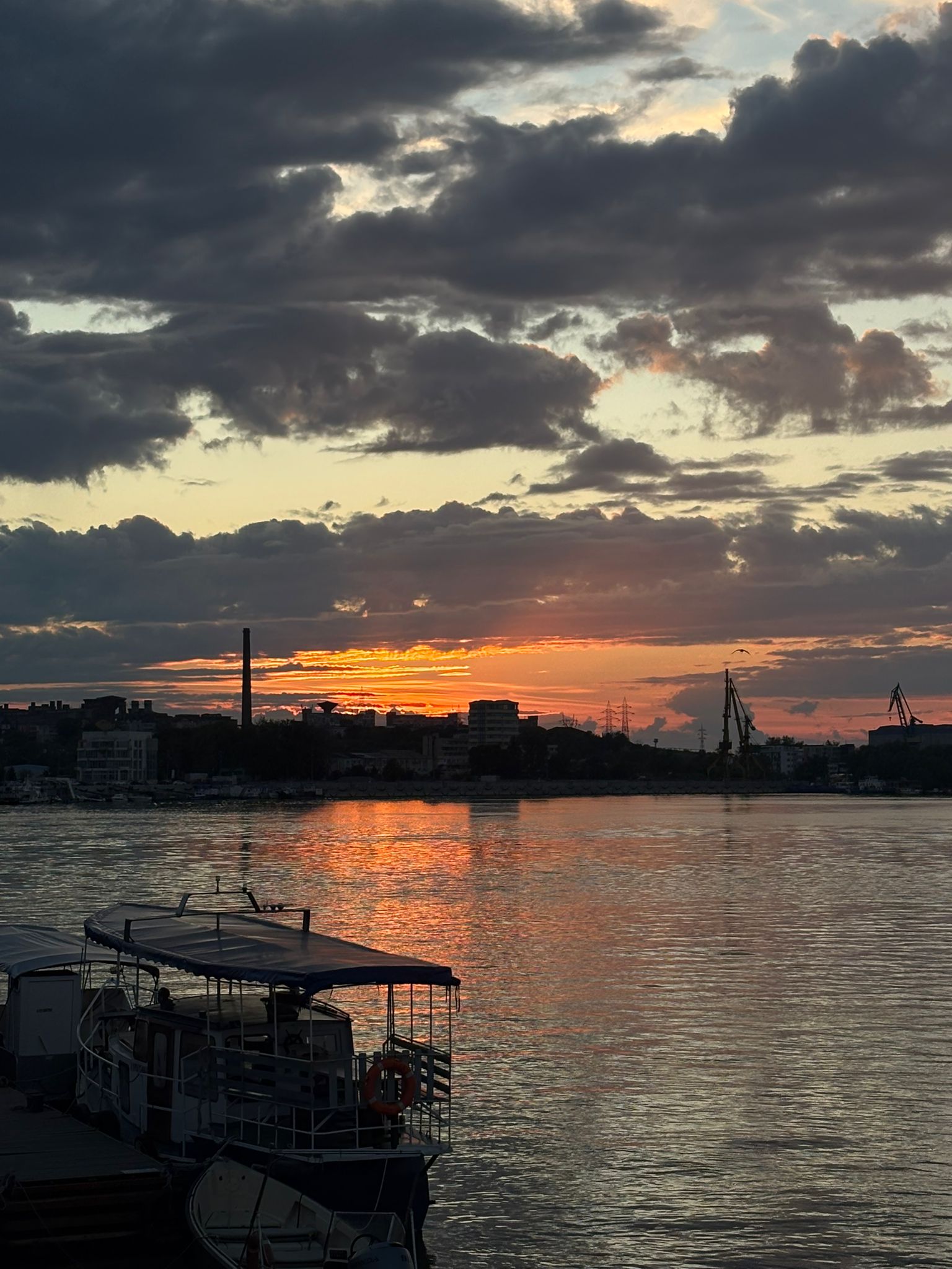 FOTO/ Tulcea își rescrie povestea: între turism lent, gastronomie locală și ambiția de a deveni mai mult decât poarta Deltei 4 Foto: newsbucuresti.ro - Faleza din Tulcea la apus