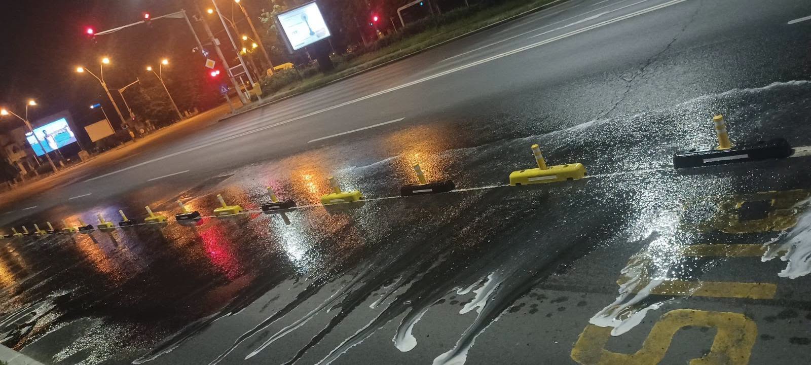 Pasajul Piața Presei Libere și mai multe zone intens circulate din Capitală, igienizate pe timpul nopții 1 725798463 1530527998719544 5846903550489448530 n