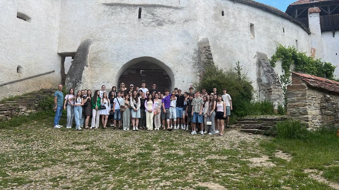 300 de copii descoperă Transilvania în cadrul Taberei Culturale Moara Vlăsiei 2026 1 726914716 2439670359835746 4711277677347355236 n