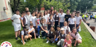 VIDEO/ Vlad Popescu Piedone a plantat peste 30.000 de flori din serele proprii, alături de cei mai tineri locuitori ai Sectorului 5