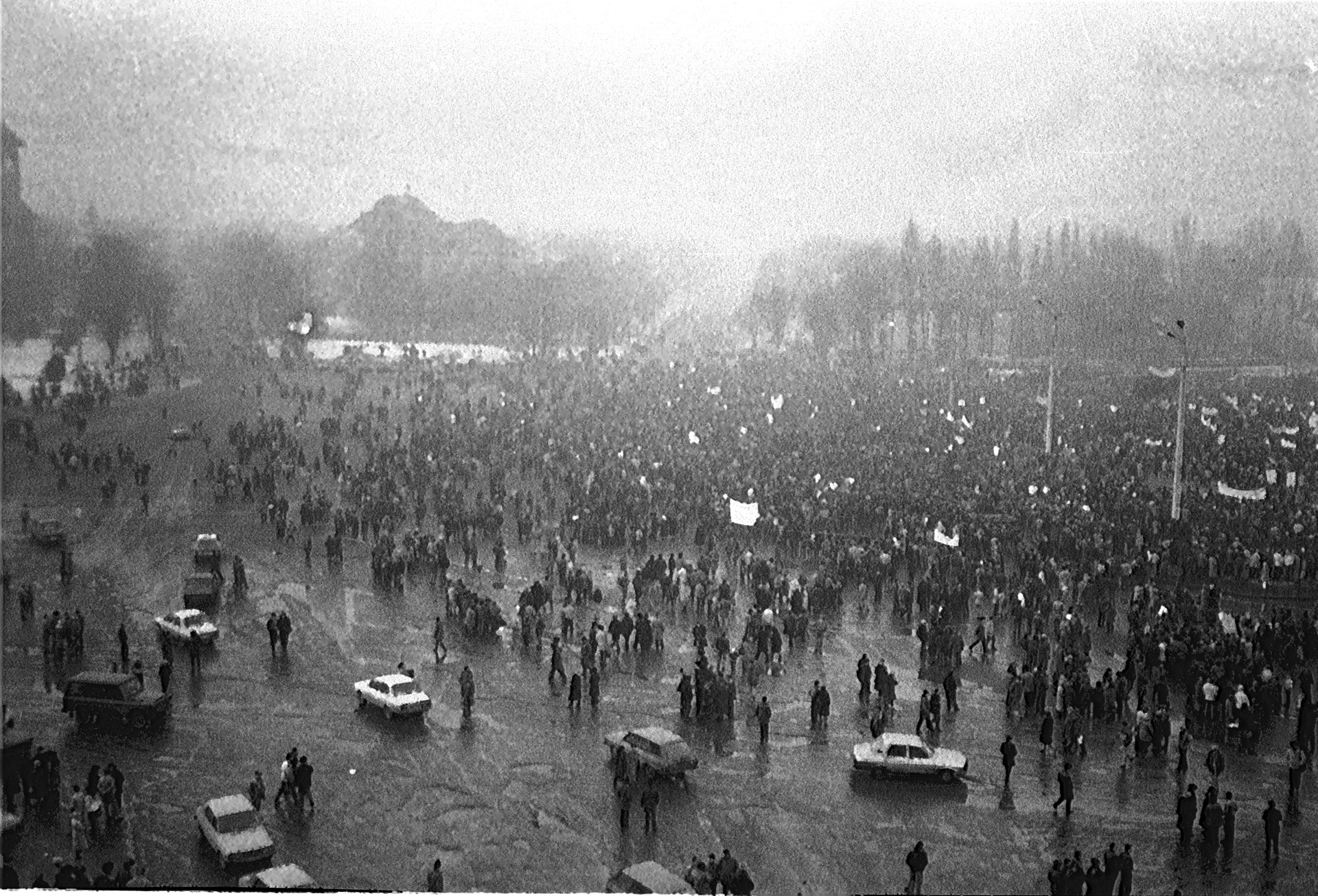 Mineriad in early 1990 Bucharest Palatul Victoriei 4.tif