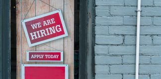 Tot mai mulți adolescenți își caută un job: aplicațiile tinerilor de 16-18 ani au crescut cu 45% a sign that says we are hiring and apply today