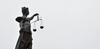 Declic: CSM a creat un derapaj grav prin întocmirea de ‘liste negre’ cu jurnaliști și organizații civice A statue of lady justice holding a scale of justice