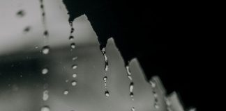 Cod galben de averse şi vijelii în Bucureşti şi în 10 judeţe din sudul ţării, vineri a black and white photo of rain drops on a window