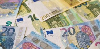 BERD sprijină proiectele PPC din Bulgaria, Grecia şi România cu un credit de 175 milioane de euro 20 euro bill on white and blue textile