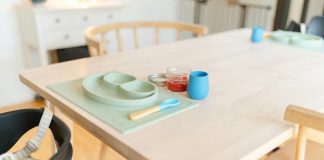 ANSVSA retrage de la vânzare o linguriță pentru bebeluși vândută în magazinele DM. Există risc de desprindere a unor piese a table with a bowl, plate, and spoon on it