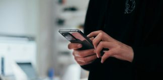ANCOM: Atenție la cheltuielile nedorite după utilizarea serviciului de roaming! person holding black android smartphone
