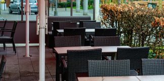 Ciucu anunță noi reguli pentru terasele din București: mai multă ordine și predictibilitate Empty outdoor cafe tables and chairs with dry leaves