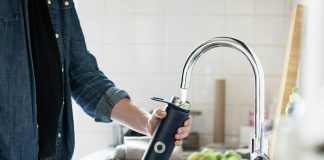 Apa potabilă și canalizarea s-au scumpit în București. Noile tarife au intrat în vigoare de la 1 iulie person holding stainless steel faucet