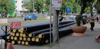 Primăria Capitalei: Conductele depozitate pe trotuar, pe Șoseaua Berceni, au fost mutate după sesizarea unui bucureștean