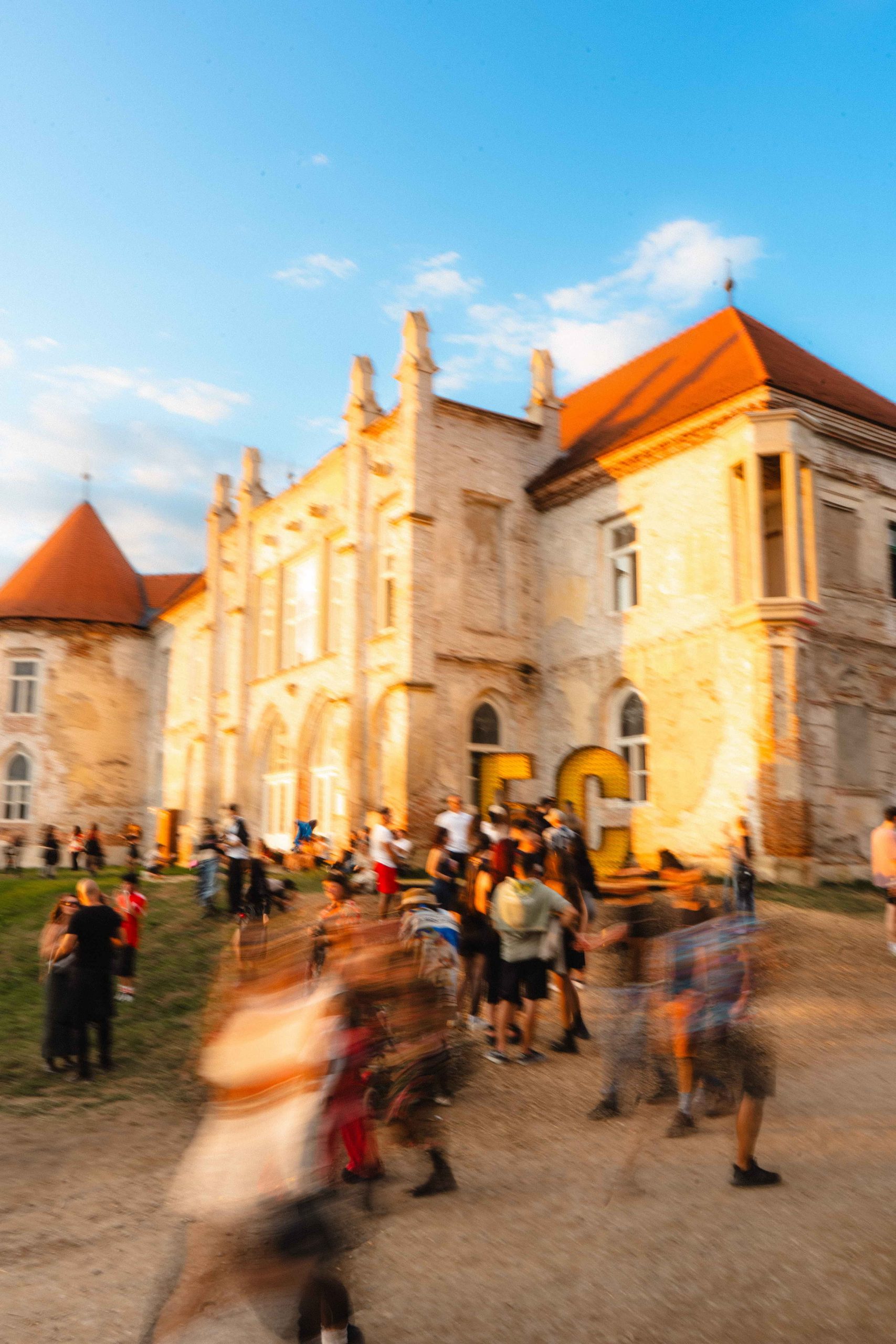 Electric Castle 2026: Organizatorii recomandă pregătirea din timp, iar CFR Călători suplimentează trenurile spre Bonțida 1 Banffy Castle scaled