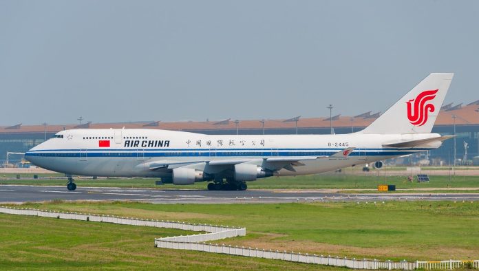 A large jetliner sitting on top of an airport runway