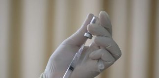 Ministerul Sănătății: Există stocuri pentru toate vaccinurile person holding white ballpoint pen