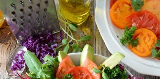 Coşul de vară al românilor, mai proaspăt şi mai complet, cu fructe, legume şi lactate în topul comenzilor (analiză) close-up photo of vegetable salad