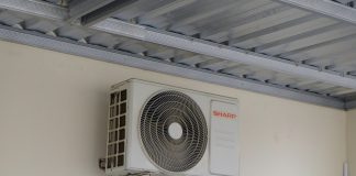 VIDEO/ Magazinele Lidl din Franţa au fost luate cu asalt după o promoţie la aparatele de aer condiţionat An air conditioning unit mounted on a wall.