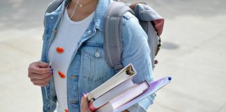 Încep înscrierile pentru concursul de admitere la UMF ‘Carol Davila’/ 2.006 locuri puse la dispoziția candidaților woman wearing blue denim jacket holding book