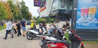 Poliția Locală Sector 2 verifică scuterele folosite de livratori și parcate pe trotuare