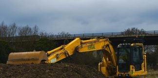 VIDEO/ Teren public din București, ocupat ilegal și transformat în groapă de gunoi. Ce au găsit polițiștii locali yellow excavator on brown soil under white clouds during daytime