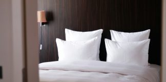 Analiză: Peste 1.500 de camere hoteliere noi în București până în 2028, pe fondul creșterii veniturilor din turism white bed pillow on white bed