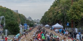 Record mondial la București: 20.000 de oameni au luat parte la cea mai lungă masă din lume