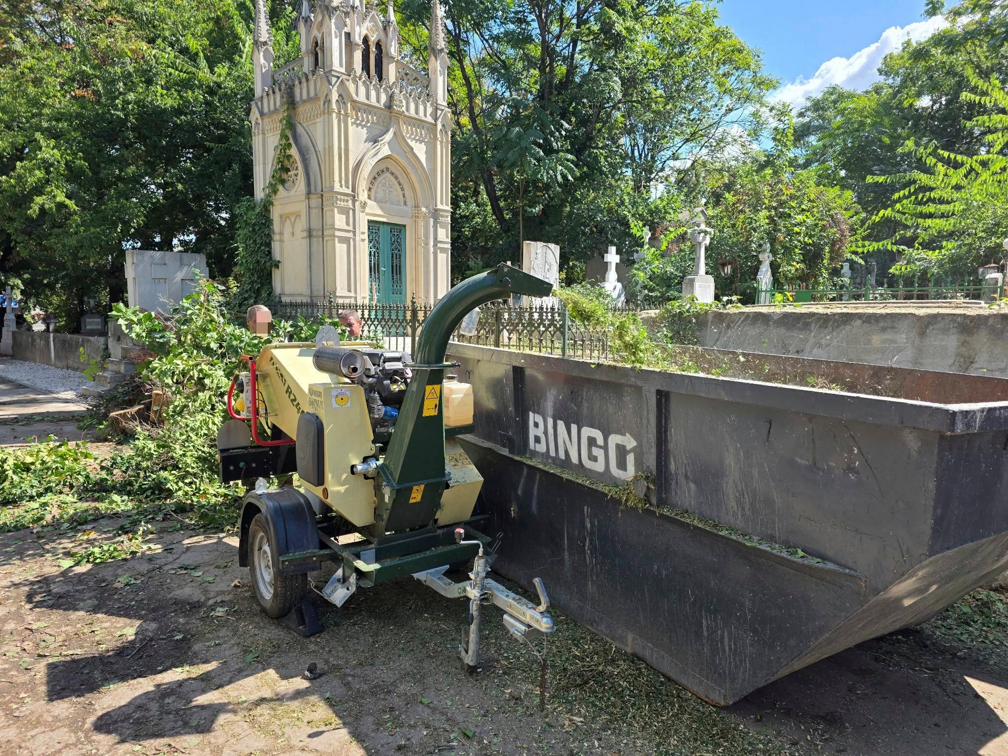 Bellu, Ghencea și alte 13 cimitire din București, curățate zilnic de ADP. Anunț important pentru concesionarii locurilor de veci 1 809730078 122129495145384556 3203838255462331404 n