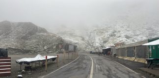 Prima zăpadă pe Transfăgărășan: Șoferii circulă fără restricții, spun drumarii