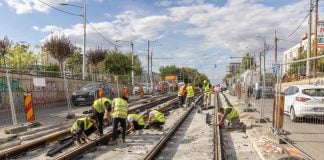 Lucrările de la Pod Constanța avansează. Primul strat de beton la șina de tramvai a fost turnat, iar circulația pe două benzi revine la jumătatea lunii octombrie
