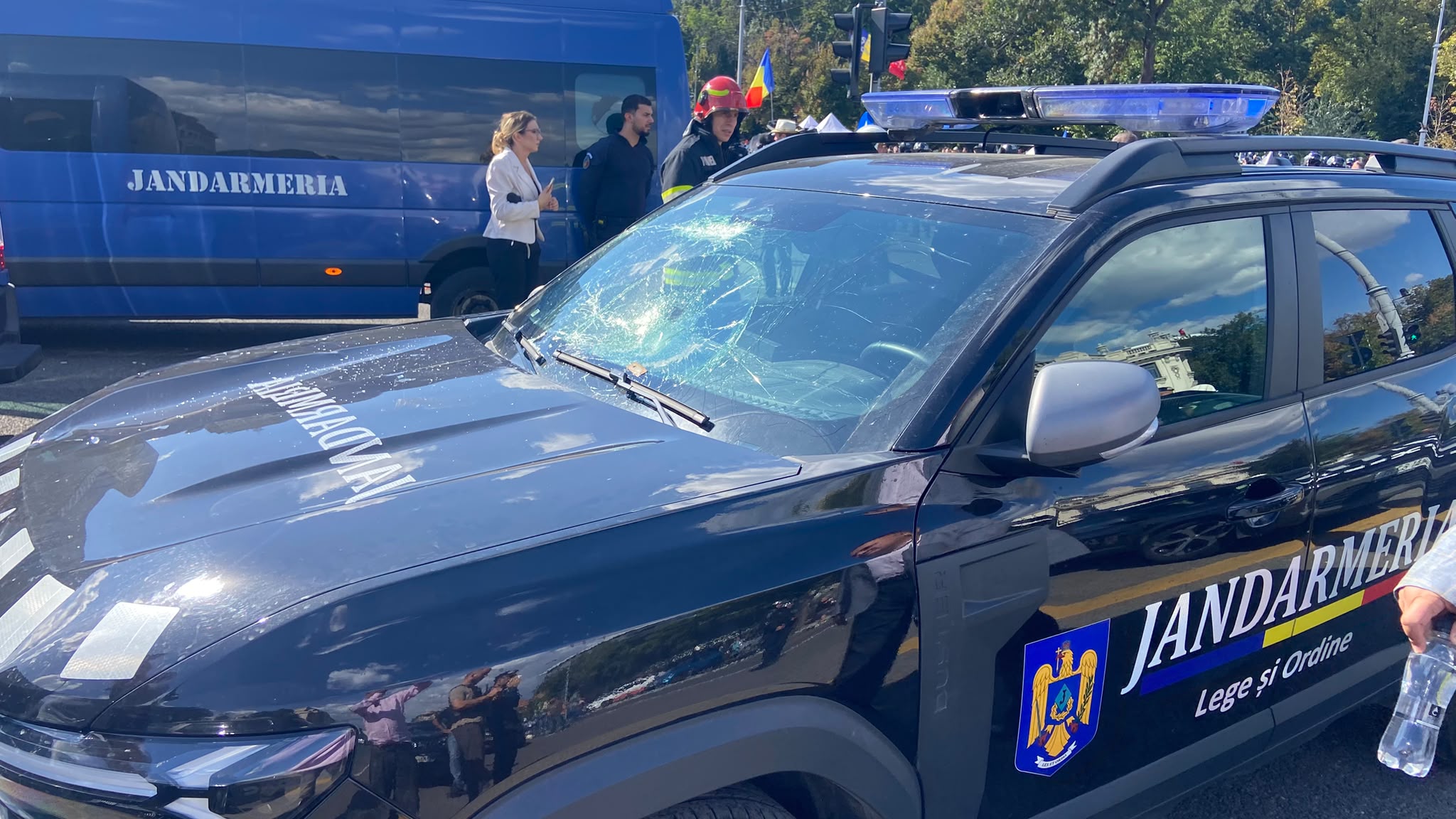 Protestul din Piața Victoriei: 47 de persoane au fost duse la poliție după violențe. Jandarmeria face apel pentru identificarea tuturor agresorilor 1 WhatsApp Image 2026 09 15 at 15.17.39