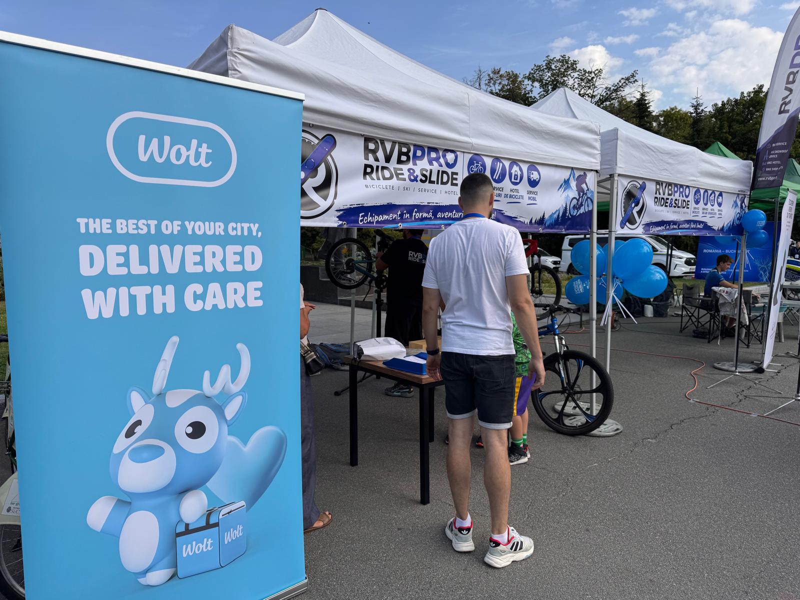 Butoane de alertă gratuite pentru curierii pe bicicletă din București. Inițiativa Wolt pentru traficul din Capitală 1 Wolt livrator 4