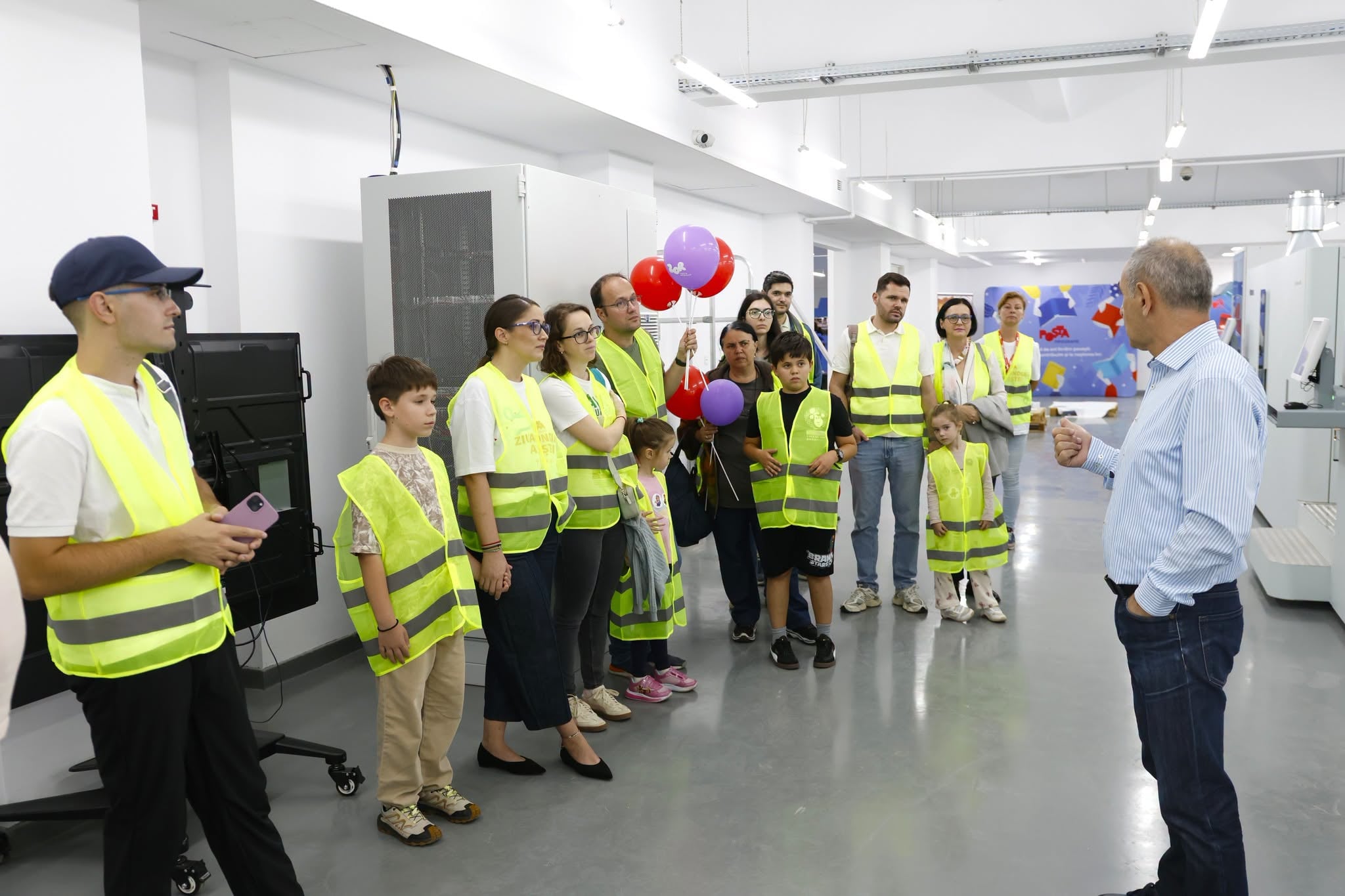 Poşta Română a organizat tururi pentru public la centrul logistic şi la tipografie, de Ziua Mondială a Poştei 2 842101525 1893423735115541 8365015859169030690 n