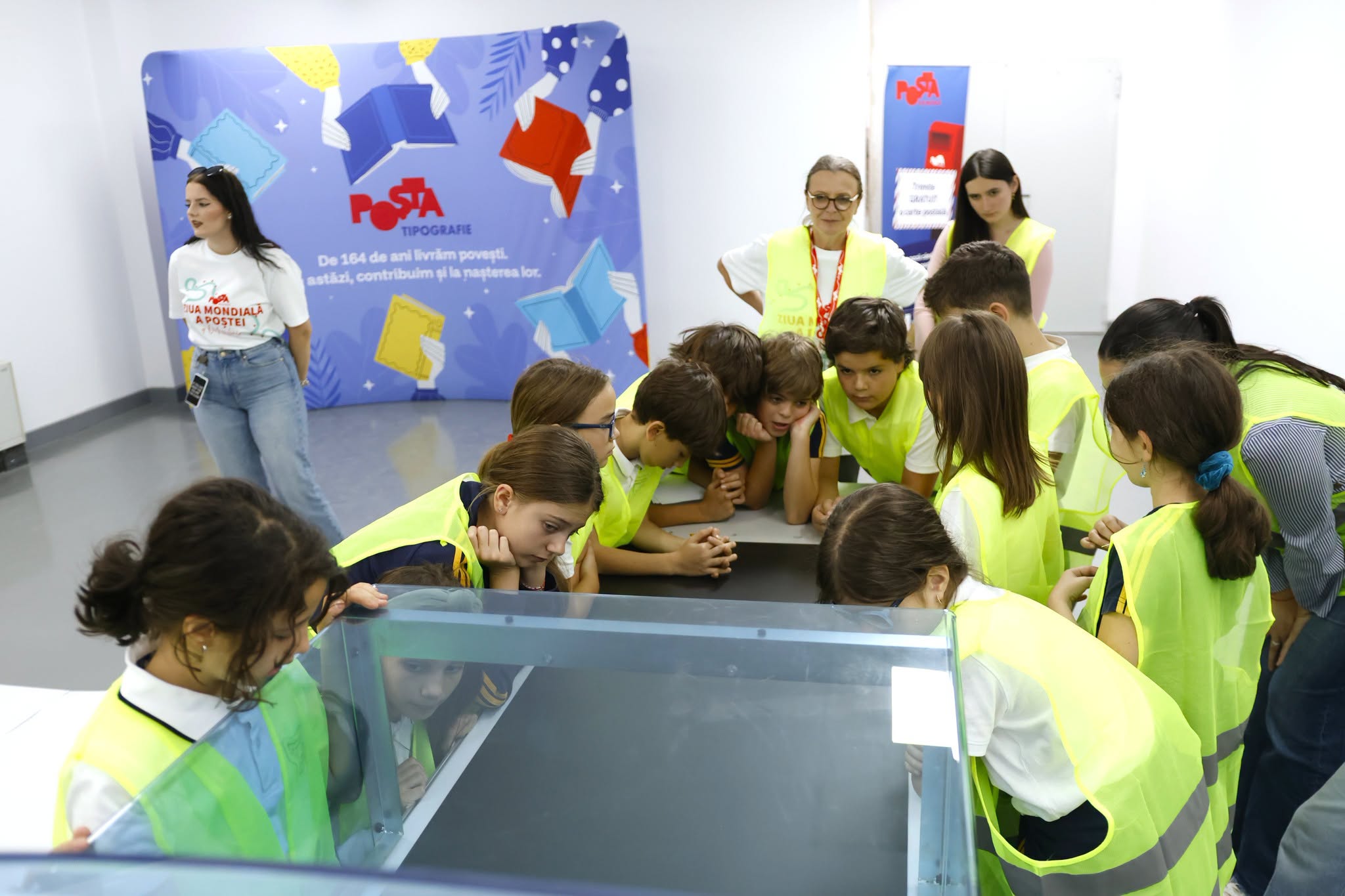 Poşta Română a organizat tururi pentru public la centrul logistic şi la tipografie, de Ziua Mondială a Poştei 1 843372851 1103928265889133 5776005918767405948 n