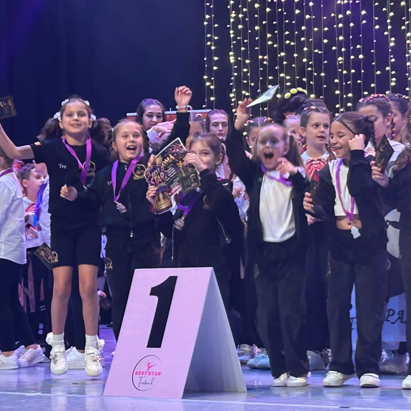 Performanță pentru Academia de Dans 7 Dance World Master: 18 medalii la competiția Best Star/ Mike Ungureanu, antrenor: „Sportul este modul de viață pe care l-am ales” 1 844670857 18117044573097672 4906532167692495792 n