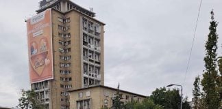 Administrația Străzilor București montează stâlpișori pentru a împiedica parcarea ilegală pe trotuare. Opt artere, vizate de intervenții