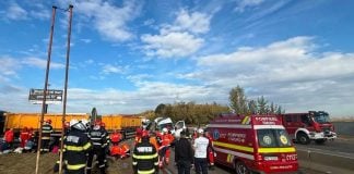 Accident grav în Buftea, pe DN7. Două persoane au murit, iar alte trei sunt în stare gravă după impactul dintre un microbuz și o autobasculantă