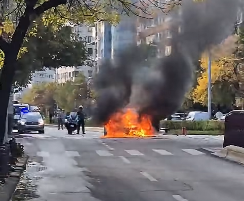 O mașină a luat foc pe Calea Vitan din București. Traficul a fost restricționat în timpul intervenției 1 Captura de ecran 2026 10 20 113749