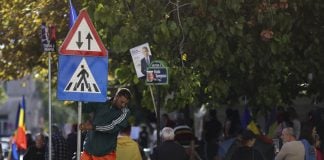 Jandarmii le-au aplicat 50 de amenzi susținătorilor lui Georgescu care protestează în fața Arestului Central