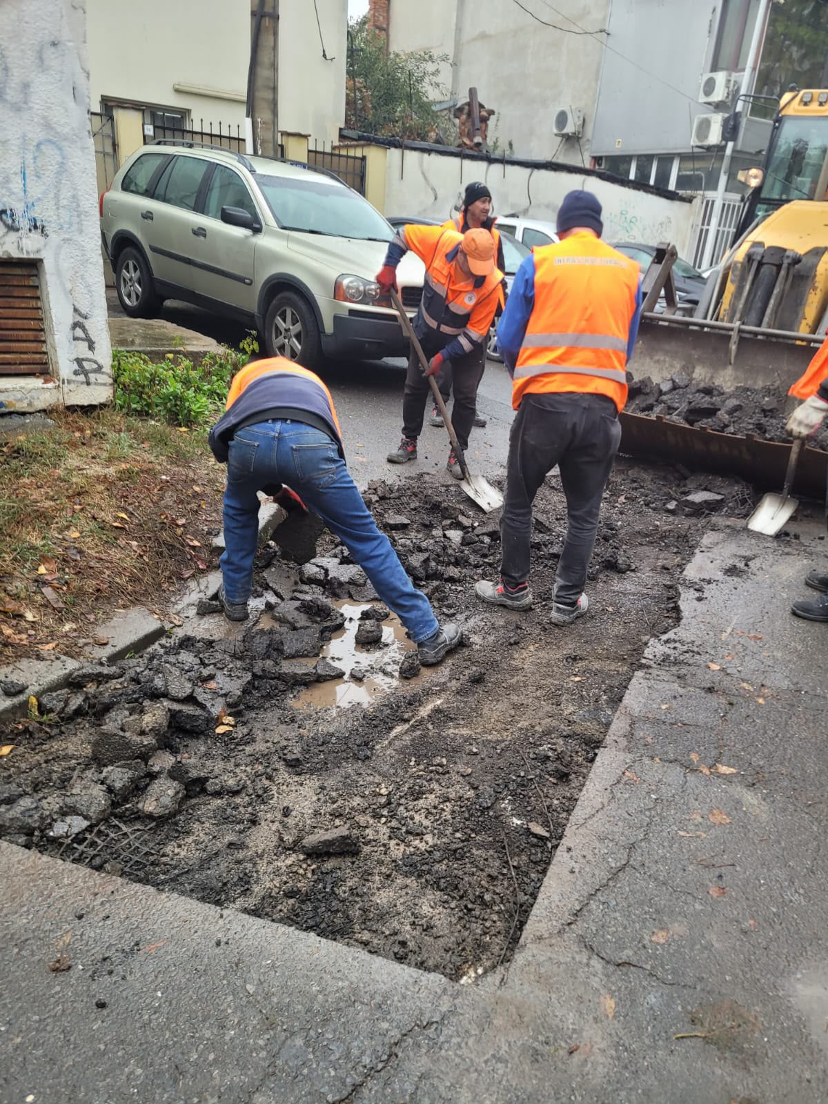 Reparații pe Aleea Rădășeni din Sectorul 5. Ce lucrări sunt în desfășurare 1 WhatsApp Image 2026 10 28 at 16.27.16