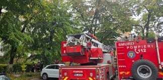 FOTO/ Locatarii unui bloc cu risc seismic din Drumul Taberei, evacuați după apariția unei crăpături între scări
