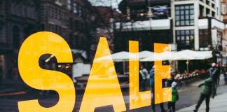 6 din 10 romani reduc bugetul de Black Friday in 2026. Aproape 70% vor cheltui cel mult 1.000 de lei Yellow SALE sign on a shop window overlooking a pedestrian street in Nürnberg